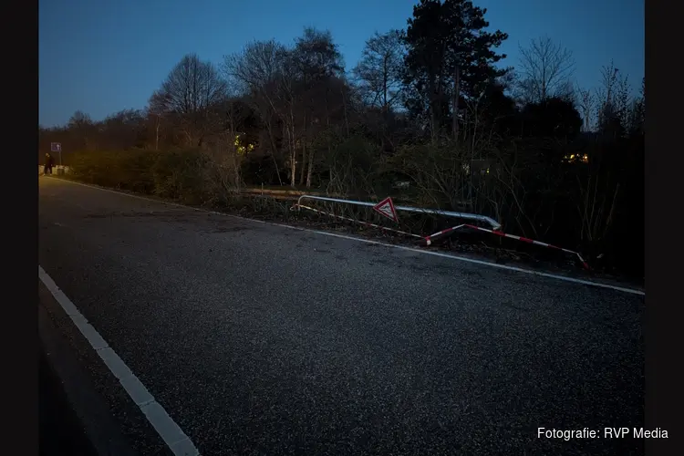 Voertuig gezonken aan de Leidsevaart in Bennebroek