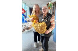 Vrijwilligers delen 2000 kilo geredde aardappelen uit in de stad