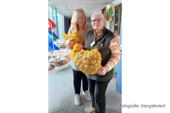 Vrijwilligers delen 2000 kilo geredde aardappelen uit in de stad