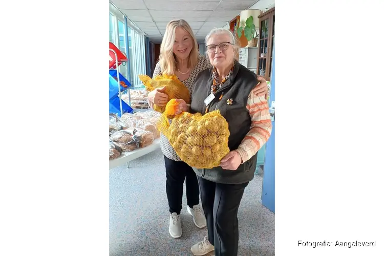 Vrijwilligers delen 2000 kilo geredde aardappelen uit in de stad