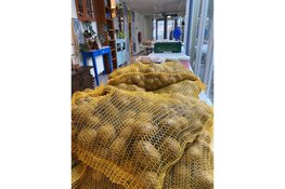 Vrijwilligers delen 2000 kilo geredde aardappelen uit in de stad