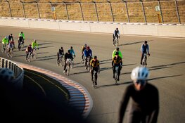 Omloop van Zandvoort bereikt maximale deelname: 4.000 fietsers, een volle grid en een vliegende start op het circuit