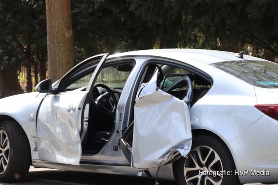 Deur uit auto na ongeval tussen twee auto’s in Heemstede