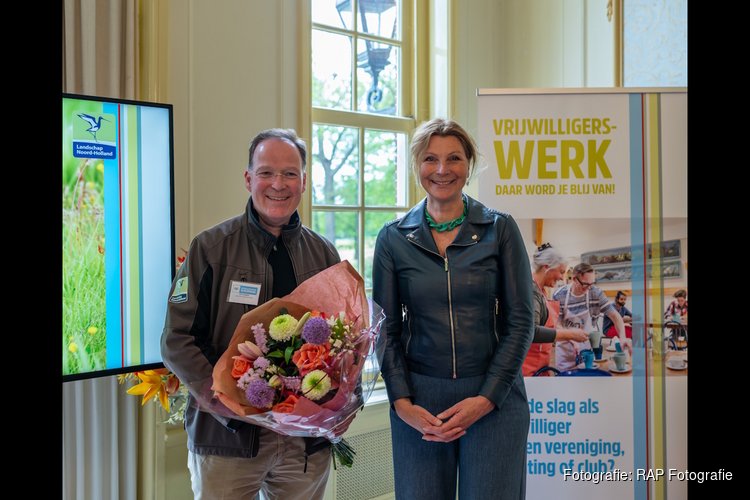 Wethouder van Heerikhuize feliciteert Landschap Noord-Holland met 90-jarig jubileum tijdens partnerbijeenkomst Vrijwilligerswerk Bloemendaal