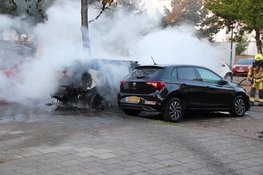 Auto's zwaar beschadigd na brand in Haarlem