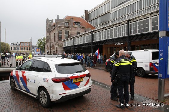 Demonstratie bij station in Haarlem