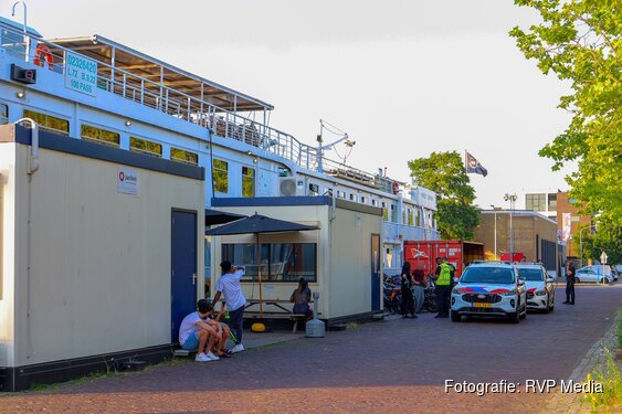 Persoon ernstig gewond na steekpartij op opvangschip in Haarlem