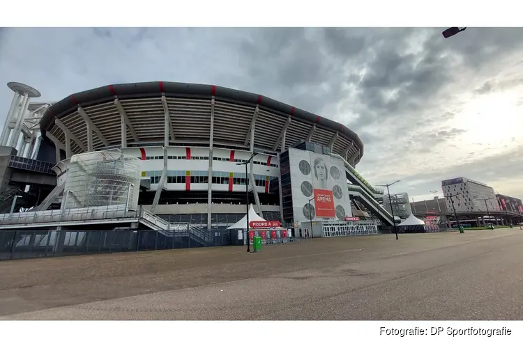 Ajax overtuigend naar derde voorronde Conference League dankzij hattrick Gloukh