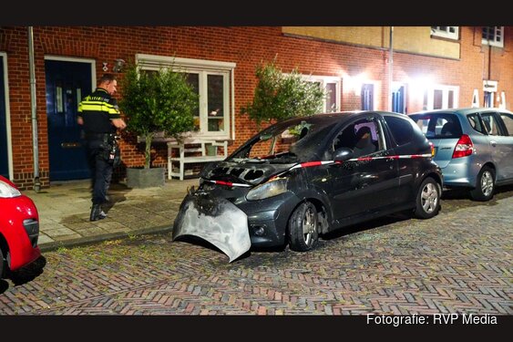 Auto door brand verwoest aan Diederikstraat in Haarlem