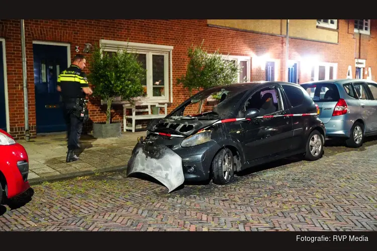Auto door brand verwoest aan Diederikstraat in Haarlem