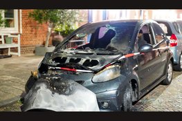 Auto door brand verwoest aan Diederikstraat in Haarlem