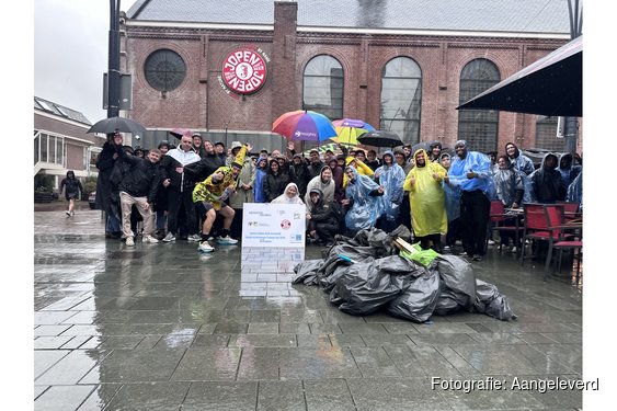 Bedrijven steken handen uit de mouwen tijdens Kennemer Cleanup Day