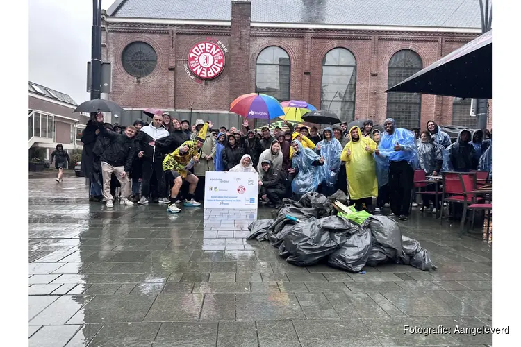 Bedrijven steken handen uit de mouwen tijdens Kennemer Cleanup Day