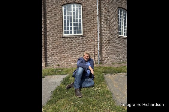 77 jaar na Godfried Bomans overnacht Polderdichter Leo Richardson in de Stompe Toren